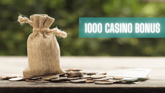 Bundet pengesekk og mynter spredt over bordet