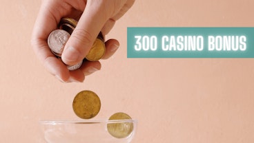 En hånd som holder mynter som faller ned i glasset